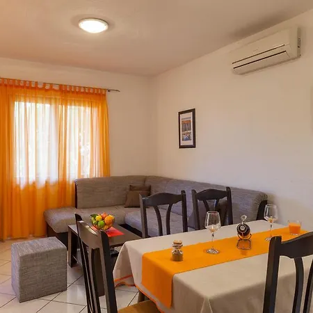 Apartment Davor & Davorka Marina